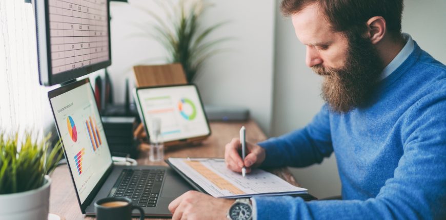 bearded-man-multiple-computer-screens-investing-stocks-concept_iStock-1310614467.jpg