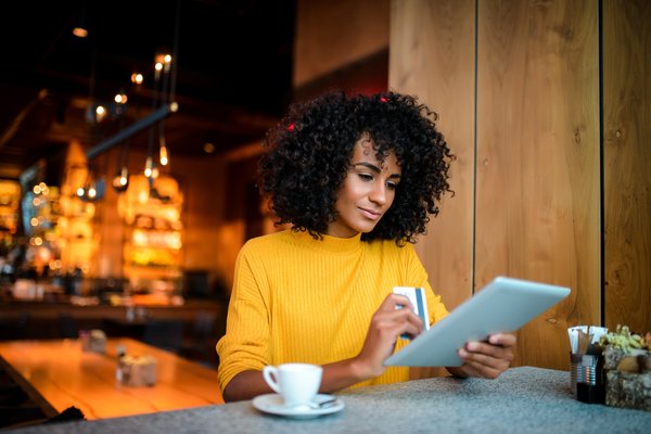 woman_in_coffee_shop_holidng_tablet_and_credit.width-600.jpg