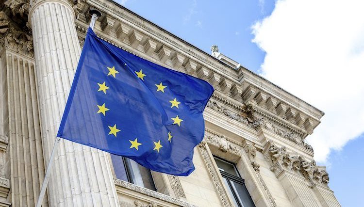 european-union-flag-flying-outside-brussels-bourse-67595403_Large.jpg