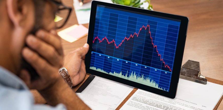 investor-tablet-stock-market-decline-graph_iStock-1059661940.jpg