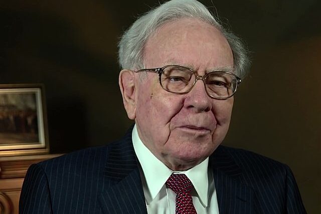 Warren_Buffett_at_the_2015_SelectUSA_Investment_Summit-e1747320577776.jpg