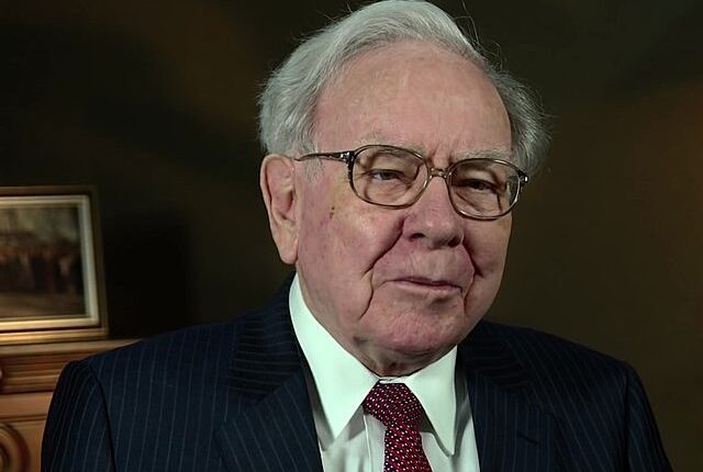 Warren_Buffett_at_the_2015_SelectUSA_Investment_Summit-e1747320577776.jpg