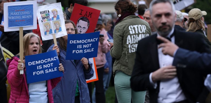 trump_memecoin_dinner_protest_1747979017087_1747979017351.jpg