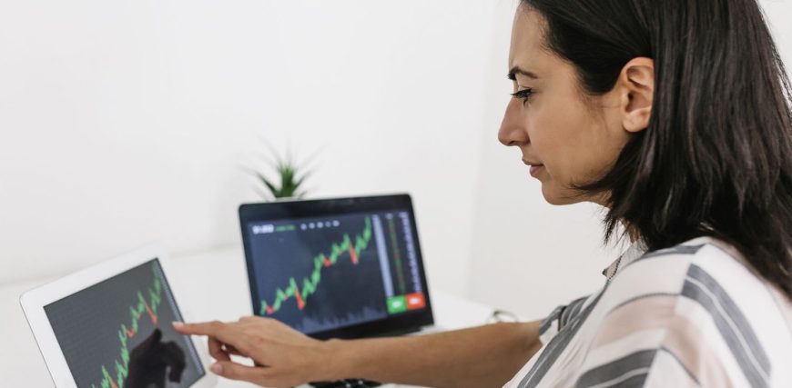 INV_WomanInvesting_GettyImages-1326126578-1b7ed00284c6493fa9b1c24184389dac.jpg