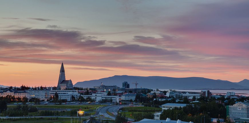 Vista_de_Reikiavik_desde_Perlan_Distrito_de_la_Capital_Islandia_2014-08-13_DD_118-120_HDR.jpg