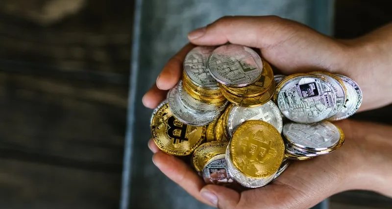 Holding-crypto.jpg