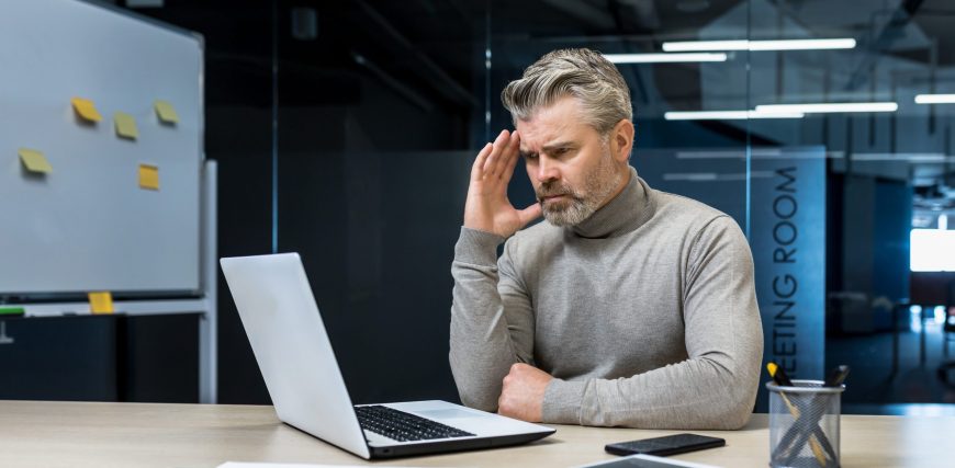 stock-investor-looking-at-laptop-confused.jpg