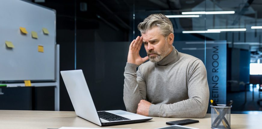stock-investor-looking-at-laptop-confused.jpg