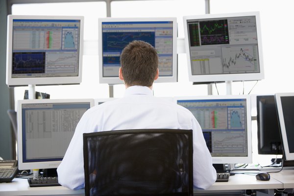sitting_in_front_of_multiple_computer_screens_.width-600.jpg