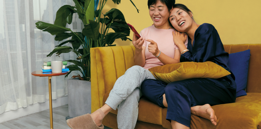 smiling-people-on-couch-shop-online-in-china-source-pinduoduo.png