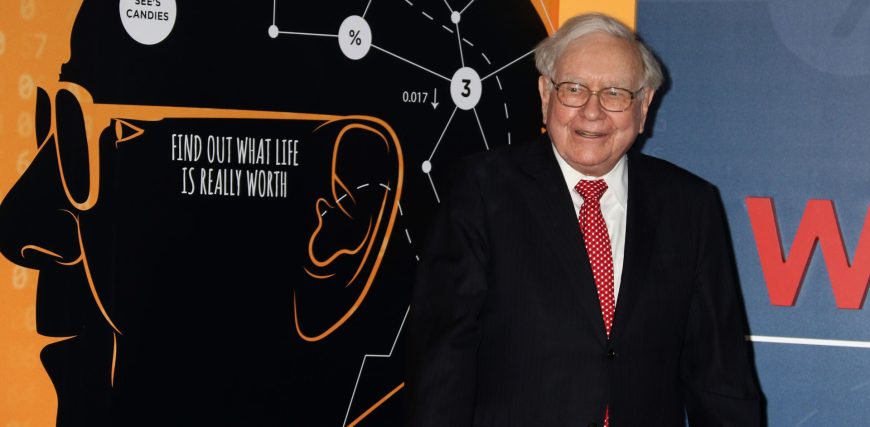 Warren-Buffett-shutterstock-editorial-BLU_A106280475.jpg