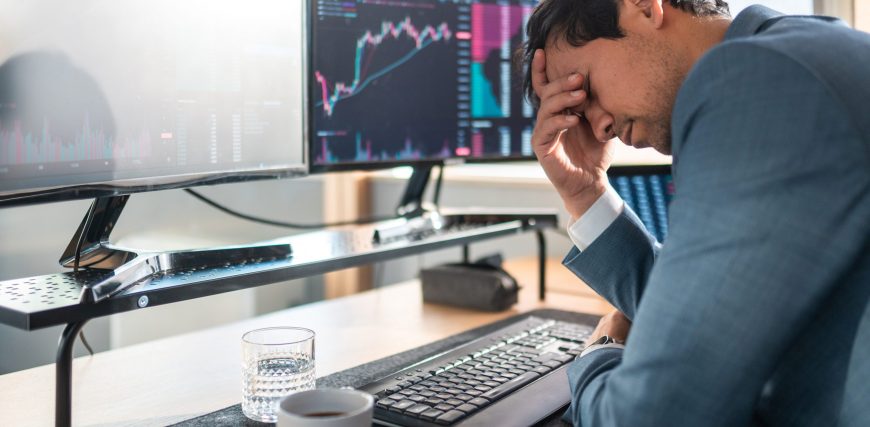 downbeat-investor-in-front-of-screens.jpg