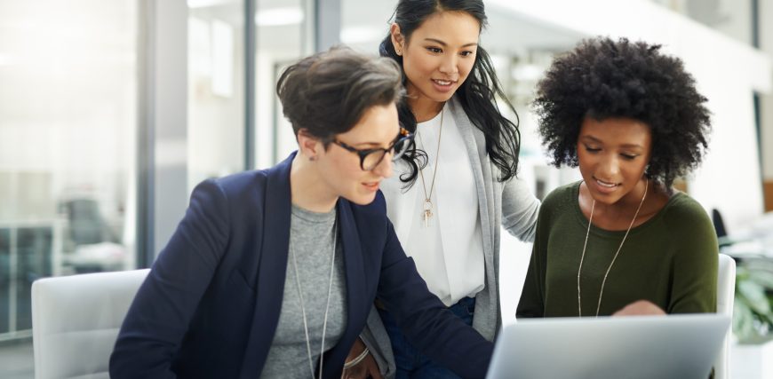 gettyimages-three-investors-look-at-a-computer_in-office.jpg