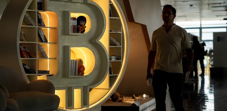 108235237-1764691114308-gettyimages-2248882811-EL_SALVADOR_BITCOIN.jpeg