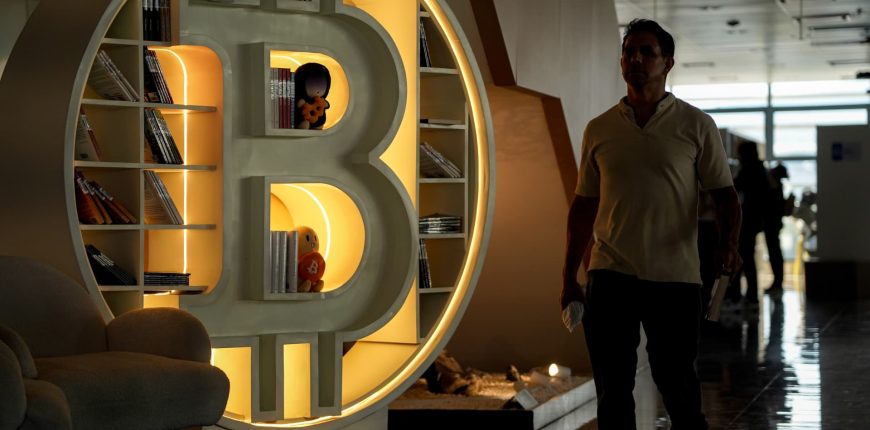 108235237-1764691114308-gettyimages-2248882811-EL_SALVADOR_BITCOIN.jpeg